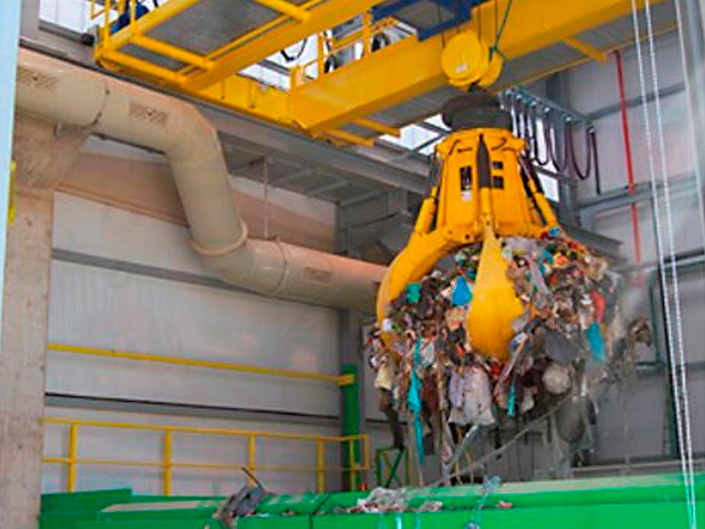 Instalación de grúa GH CRANES & COMPONENTS de 8t. con utillaje de pulpo para trabajo en el sector de los residuos sólidos urbanos. Caudete de las Fuentes, Valencia.